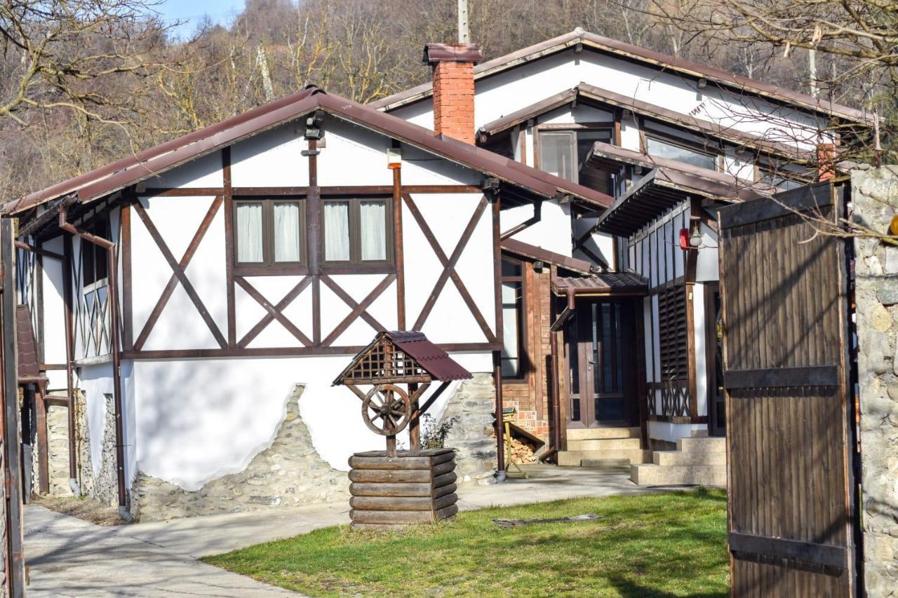 Bed and Breakfast Cazarma Cavalerilor Campulung Exterior foto