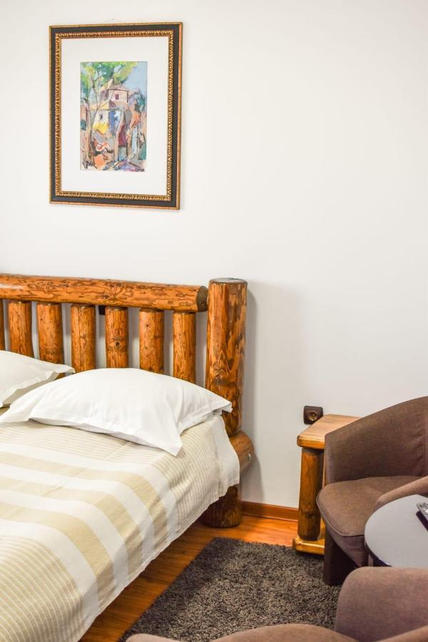 Bed and Breakfast Cazarma Cavalerilor Campulung Exterior foto