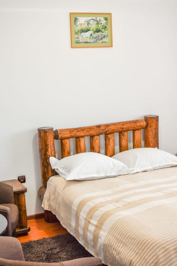 Bed and Breakfast Cazarma Cavalerilor Campulung Exterior foto